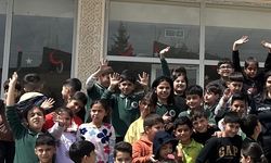 Polis ile öğrenciler arasında yürek ısıtan görüntü