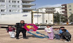 Çocukların uçurtma sevincine polis de ortak oldu