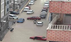 Sağanakta Mahsur Kaldı, Otomobilin Üzerine Çıkıp Kurtuldu