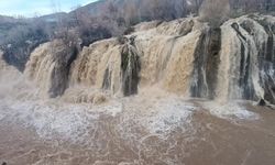 Karların erimesiyle Muradiye Şelalesi coştu