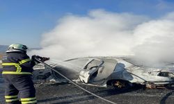 Seyir halindeki otomobil alev topuna döndü