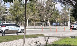 Bulvarda kaldırılmayan eğitim dubaları trafiği esir aldı