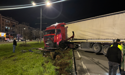 Tır refüje girdi, Facianın eşiğinden dönüldü