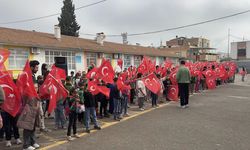 Öğrenciler okula bayrak ve çiçeklerle gitti