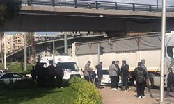 Otomobil kaldırımdaki öğrencilere çarptı, 2 yaralı