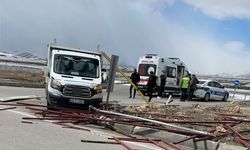 Kavşakta Çarpışma, İki Araç Birbirine Girdi, Yaralılar Var