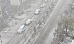 Şırnak'ta Nisan Ayında Kar Yağışı, Şehir Beyaza Büründü