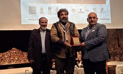 Şırnak Gazeteciler Cemiyeti Başkanı Azizoğlu’na Plaket