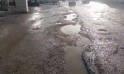 Bozulan yollar sürücülere zor anlar yaşatıyor