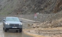 Hizan-Bahçesaray yolundaki çamur ve kayalar temizlendi