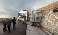 Şırnak’ta Yağış Sonrası Kayganlaşan Yolda Tır Devrildi