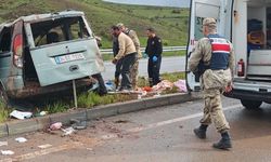 Aracın refüje çarpması sonucu 7 kişi yaralandı