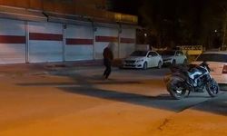 Madde bağımlısı yolun ortasında yalpalayarak ilerledi