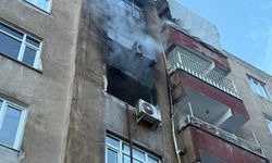 Ev yangınında İtfaiye eri ve  2 kişi dumandan etkilendi