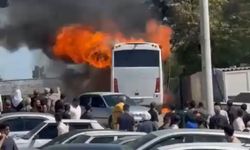 Seyir halindeki tur otobüsü alev aldı