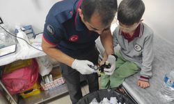 Su matarasına sıkışan parmağı hastanede çıkardılar