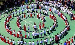 Rekor halay halkası,500 kişi aynı anda düz halay oynadı