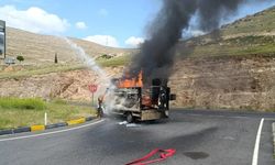 Seyir halindeki kamyonet alev topuna döndü
