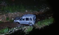 Hafif ticari araç dereye uçtu: 1 yaralı