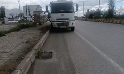 Hafriyat kamyonu ile otomobil çarpıştı: 1 yaralı