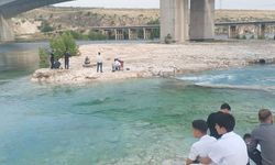 Piknik yapan 8 kişi sular yükselince mahsur kaldı