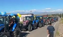 Onlarca traktör düğün konvoyuna katıldı