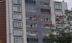 Balkondan kendini sarkıttı, yürekleri ağıza getirdi