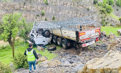 Şenoba Mevkiinde Korkutan Kaza, Tır Şarampole Uçtu
