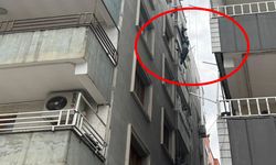 Balkonda asılı kalan işçi dakikalarca kurtarılmayı bekledi