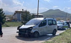 Kamyonet aydınlatma direğine çarptı, 4 yaralı