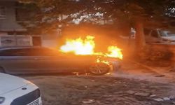 Park halindeki otomobil alev topuna döndü