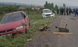 İki araç çarpıştı, 2 kişi yaralandı