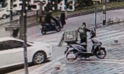 Motosikletin yayaya çarpma anı kamerada