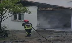 Çatı yangınında 1 kişi dumandan etkilendi