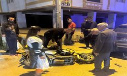 Devrilen motosikletin sürücüsü, otomobilin altında sıkıştı
