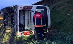Emniyet personelini taşıyan midibüs devrildi, 4 yaralı