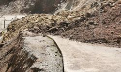 Köy yolları heyelan nedeniyle ulaşıma kapandı
