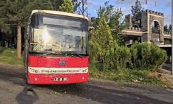 Freni patlayan otobüs refüjde durdu