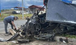 Hayvan yüklü kamyon otomobillere çaptı, 1’i ağır 2 yaralı
