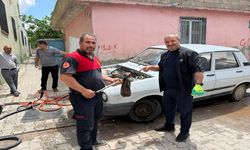 Otomobilin motoruna giren yılanı itfaiye çıkardı