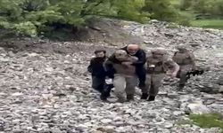 Ayağını burkan şahsı jandarma sırtında taşıdı