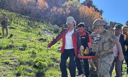 Dağlık alanda düşerek yaralan şahsı ekipler kurtardı