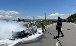 Seyir halindeki araç alev alev yandı
