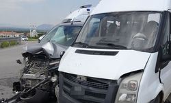 Minibüs ile hafif ticari araç çarpıştı, 8 yaralı