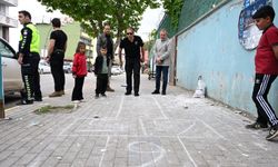 Müdür Sazak, Şırnak sokaklarında çocuklarla sek sek oynadı