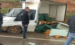 Kamyonetin lastiği patlayınca ekmekler yola savruldu