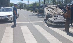 Kazada iki sürücü araçlarda sıkıştı