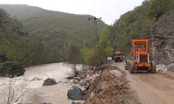 Taşkın sonrası kapanan yol yeniden ulaşıma açıldı