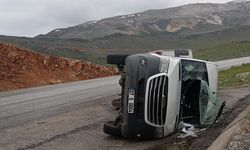 Taziyeye gidenleri taşıyan minibüs devrildi, 11 yaralı