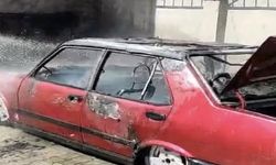 Park halindeki otomobil yanarak kullanılamaz hale geldi